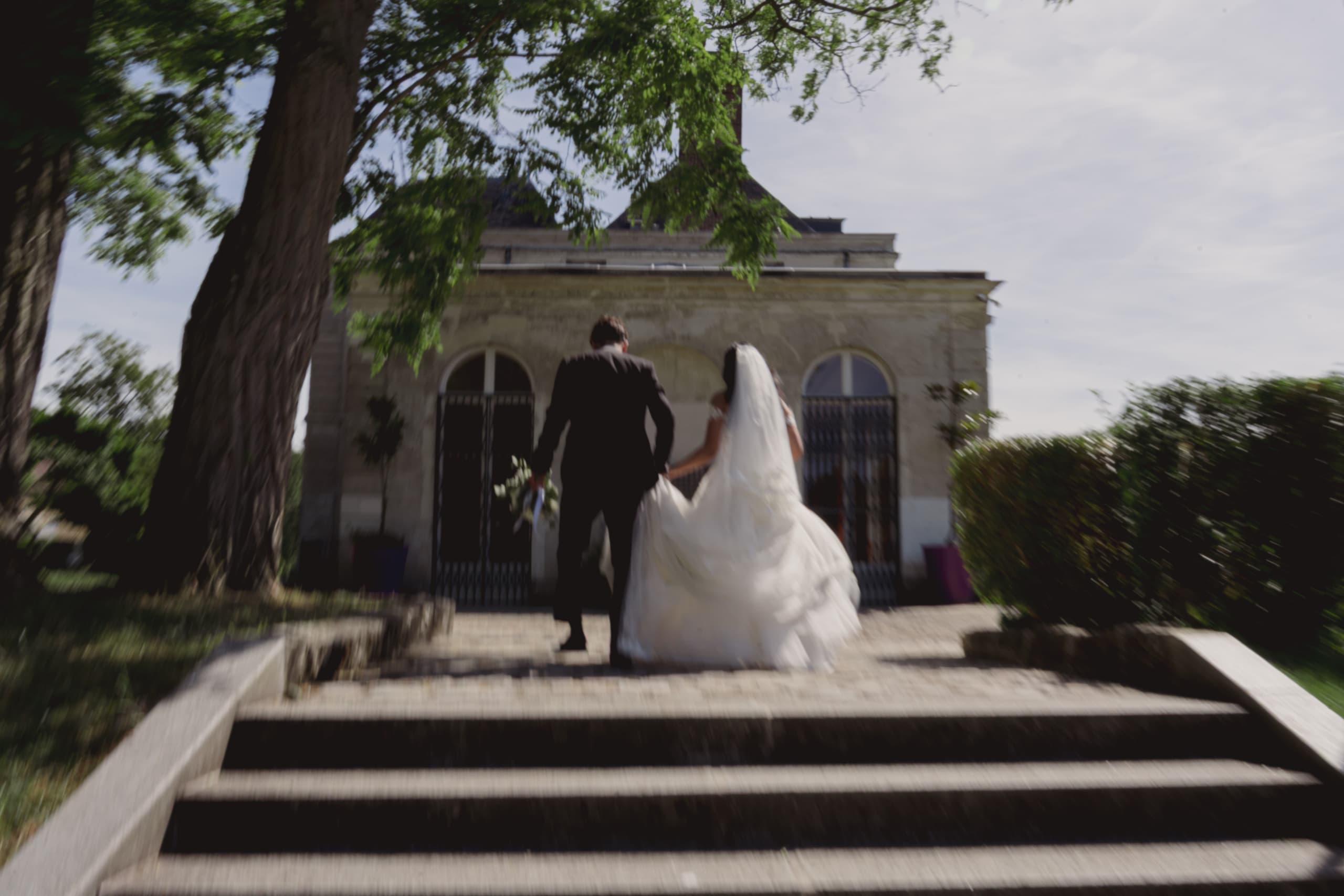 Mariés marchant vers le château — photographe mariage Provence