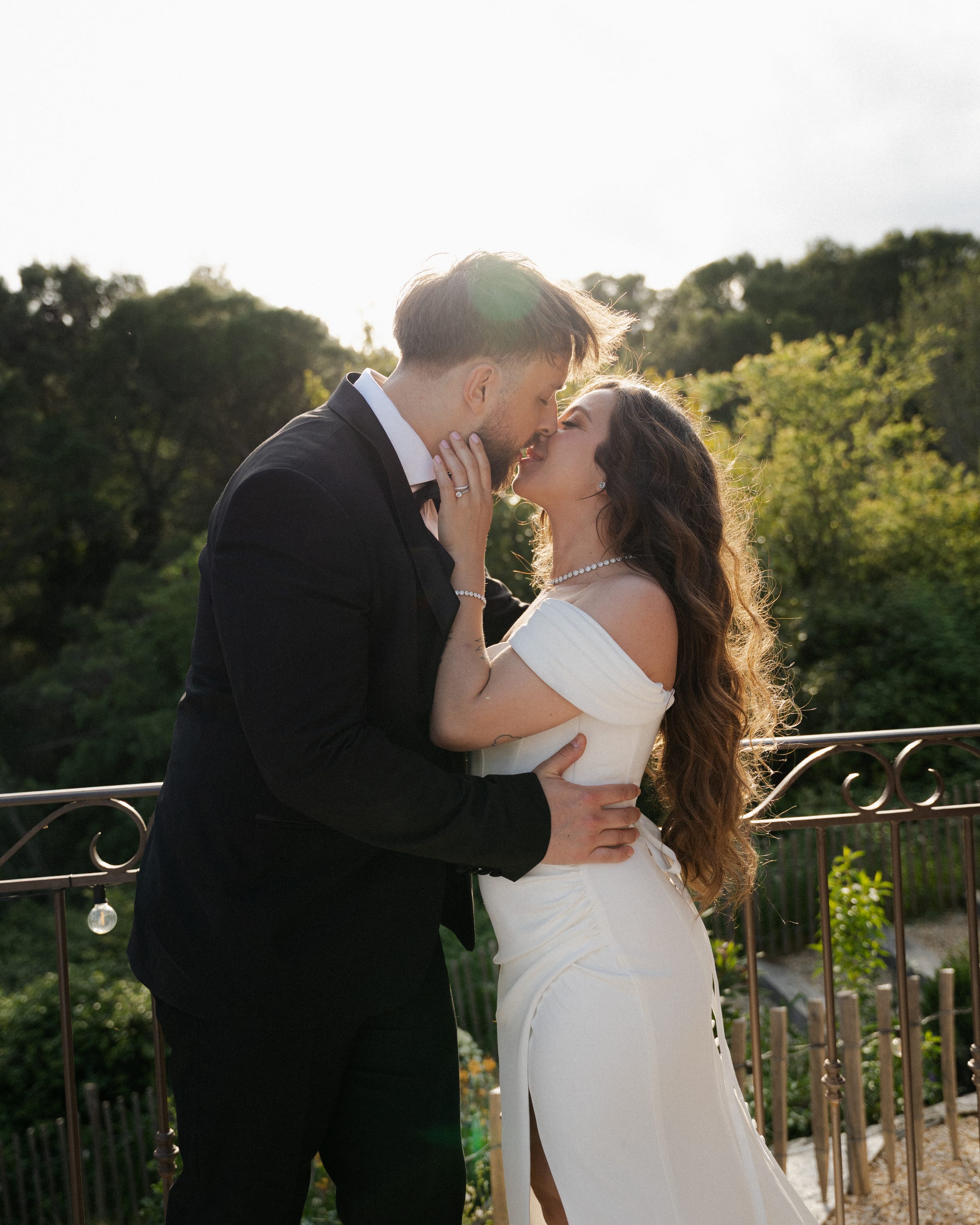 Baiser des mariés à l'heure dorée, séance éditoriale en Provence — photographe mariage