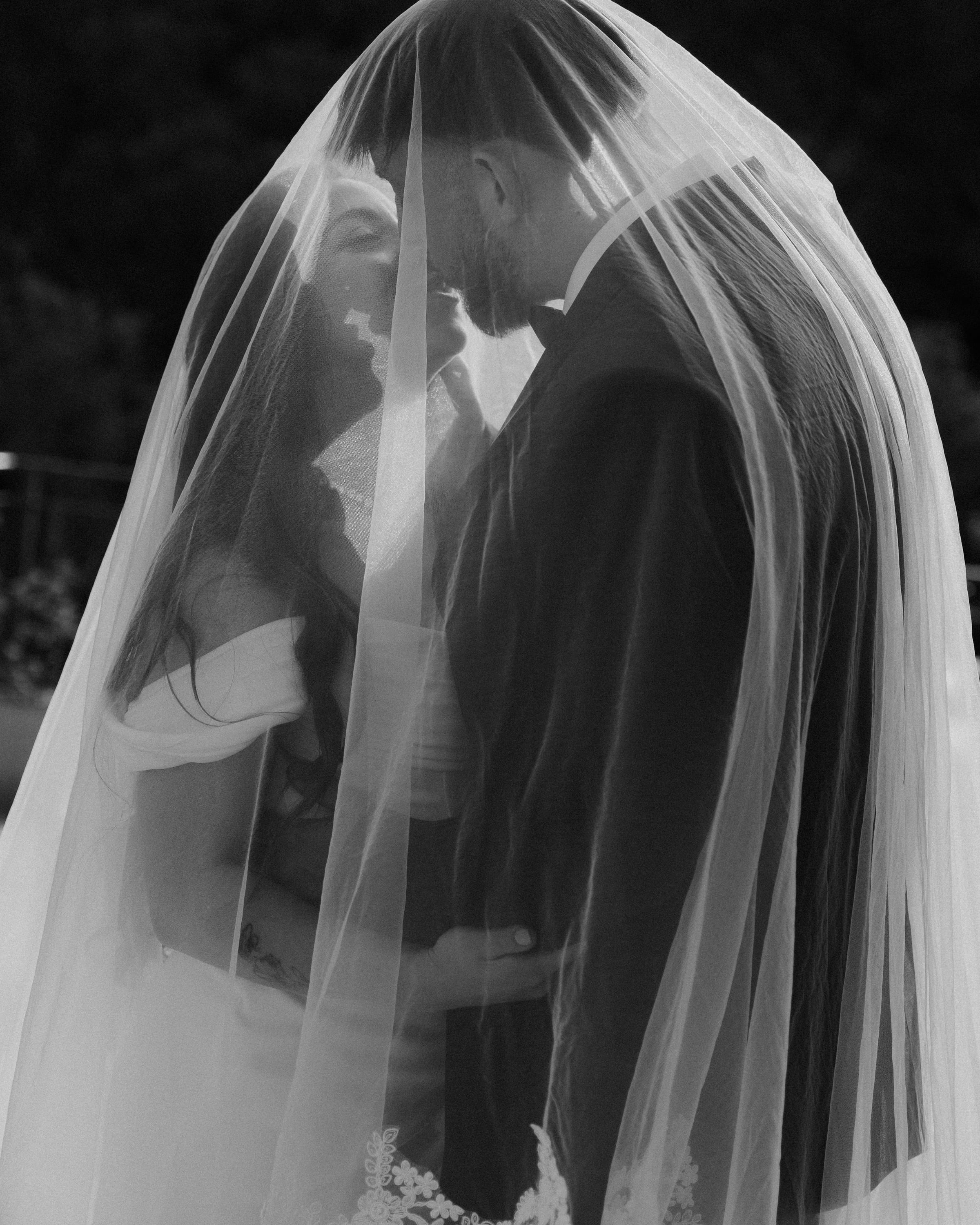 Mariés enlacés sous le voile, séance éditoriale en Provence — photographe mariage
